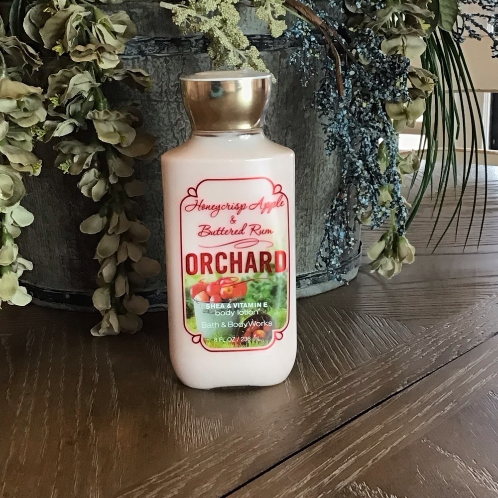 Bath & Body Works Orchard Honeycrisp Apple & Buttered Rum Lotion Daily Use - 8oz